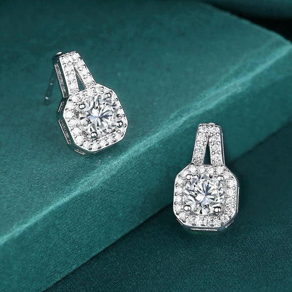 New 925 Sterling Silver Luxurious Square Stud Earrings - Picture 3 of 5